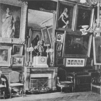 Fotografía en blanco y negro de un salón con múltiples retratos en las paredes