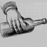 Uma mão carregando uma garrafa