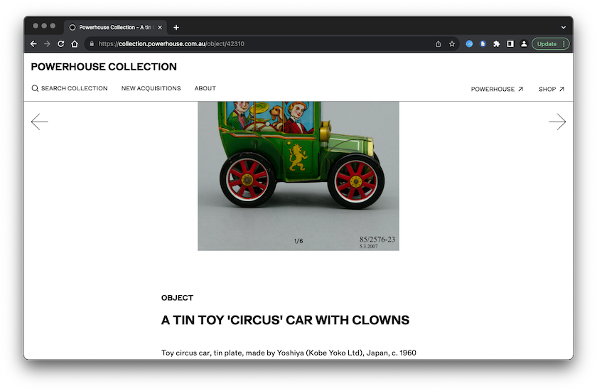 Imagem de um objeto de amostra no site *Powerhouse* onde é possível observar um carro de brincar com desenhos de palhaços
