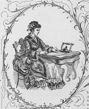 Una mujer escribiendo en un escritorio.