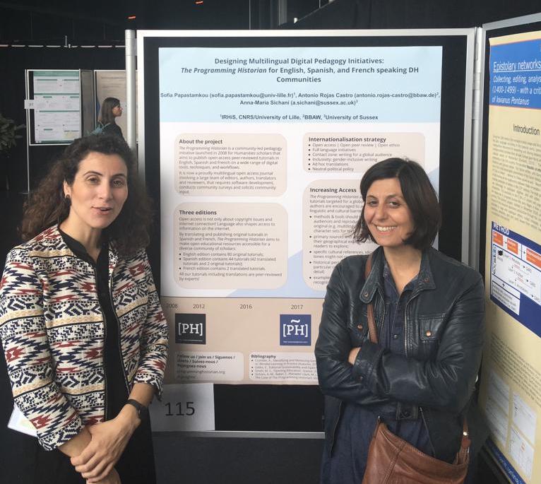 Una foto de Anna-Maria Sichani y Sofia Papastamkou al lado de su póster en DH 2019.