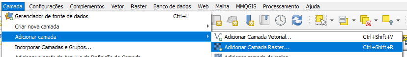 Na barra de ferramentas do QGIS, no menu 'Camada', está selecionada a opção 'Adicionar Camada' e então, 'Adicionar Camada Raster (Atalho: Ctrl + Shift + R)'. Ao lado de 'Adicionar Camada Raster', há um ícone de uma malha xadrez com um pequeno símbolo de '+' dentro de um círculo verde à sua frente.