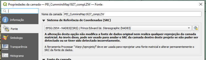 Na caixa de diálogo 'Propriedades da camada – PEI_CumminsMap1927_compLZW – Fonte', está digitado 'PEI_CumminsMap1927_compLZW' no campo 'Nome da camada'. Em 'Sistema de Referência de Coordenadas (SRC), está selecionado 'EPSG: 2954 - NAD83(CSRS) / Prince Edward Isl. Stereographic (NAD83)'. Em seguida, há o seguinte aviso em negrito: 'A alteração desta opção não modifica a fonte de dados original nem realiza qualquer reprojeção da camada matricial. Ao invés disso, pode ser usado para anular o SRC da camada dentro deste projeto se não puder ser detectado ou se tiver sido detectado incorretamente'. Em texto normal, está escrito: 'A ferramenta Processar ‘Warp (reprojeto)’ deve ser usada para reprojetar e alterar permanentemente o SRC da fonte de dados'.